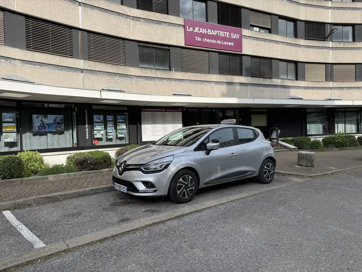 La voiture auto-école Kalyas devant le 13B Chemin du Levant, à Ferney-Voltaire