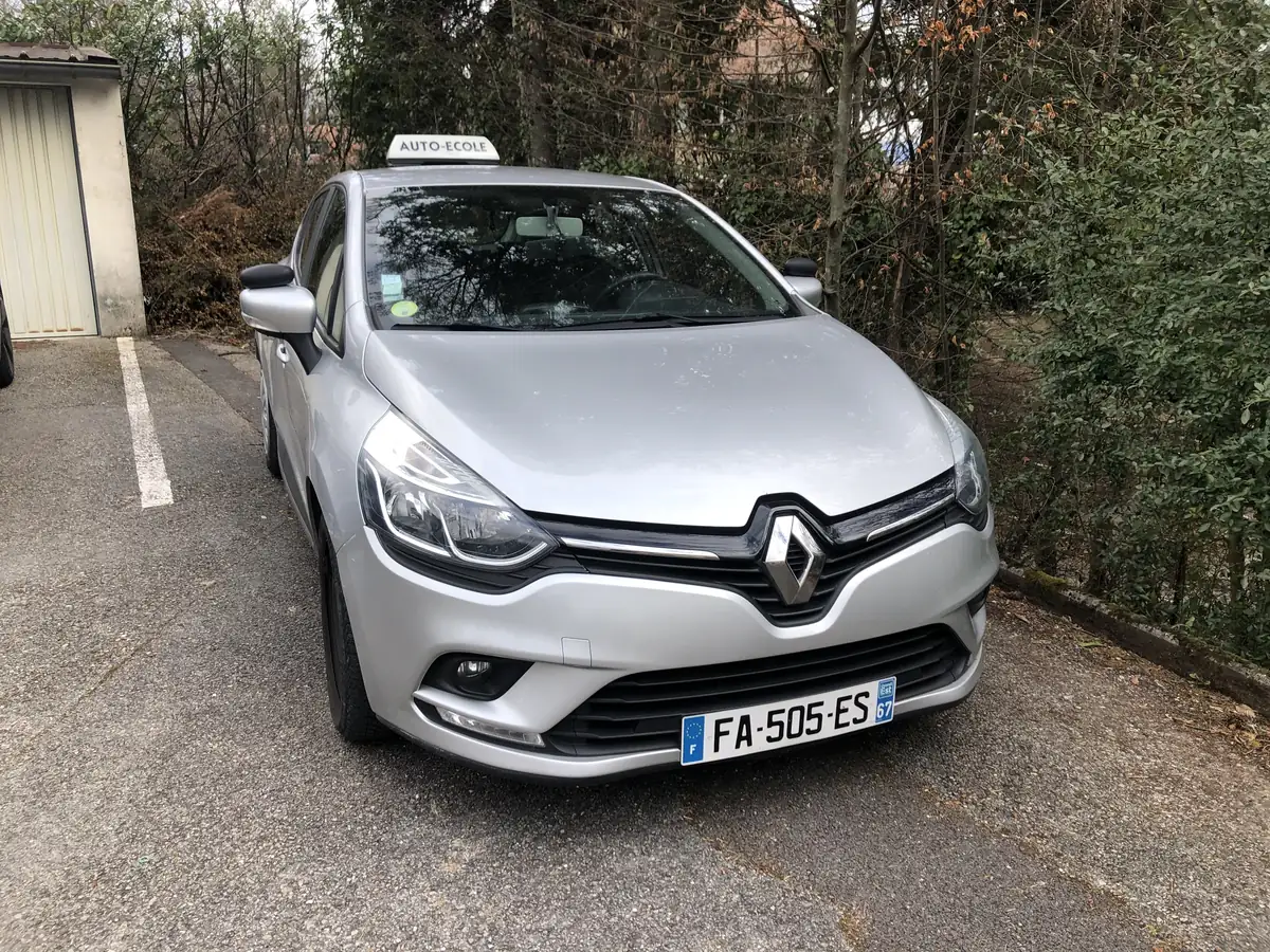 La Renault Clio auto-école de Kalyas, avec son panneau de toit